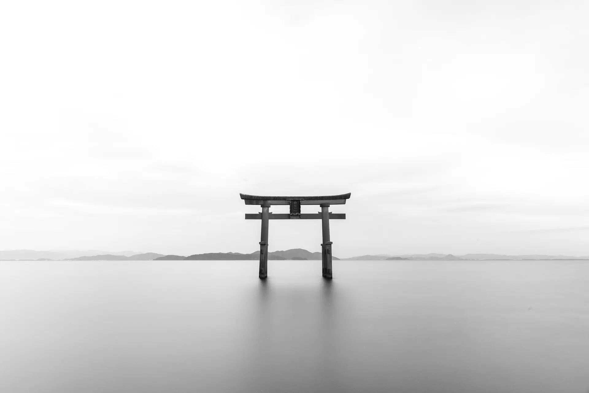 Torii japonais posé sur une eau calme, symbole de sérénité et de fiabilité